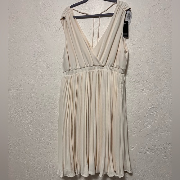 Torrid X Marylin Monroe White Midi Surplice Tie Back Dress BNWT Size 1 - Picture 2 of 12